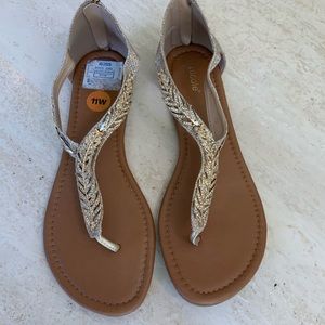 Flats sandals with golden detail size 11W